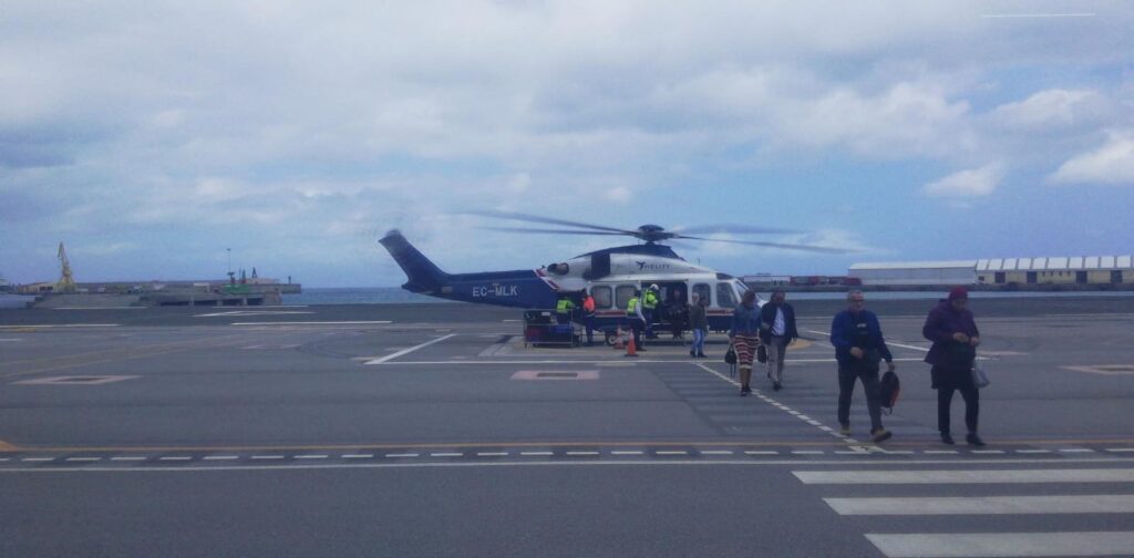 Pasajeros subiendo a bordo de un helicóptero de HélityPasajeros subiendo a bordo de un helicóptero de Hélity