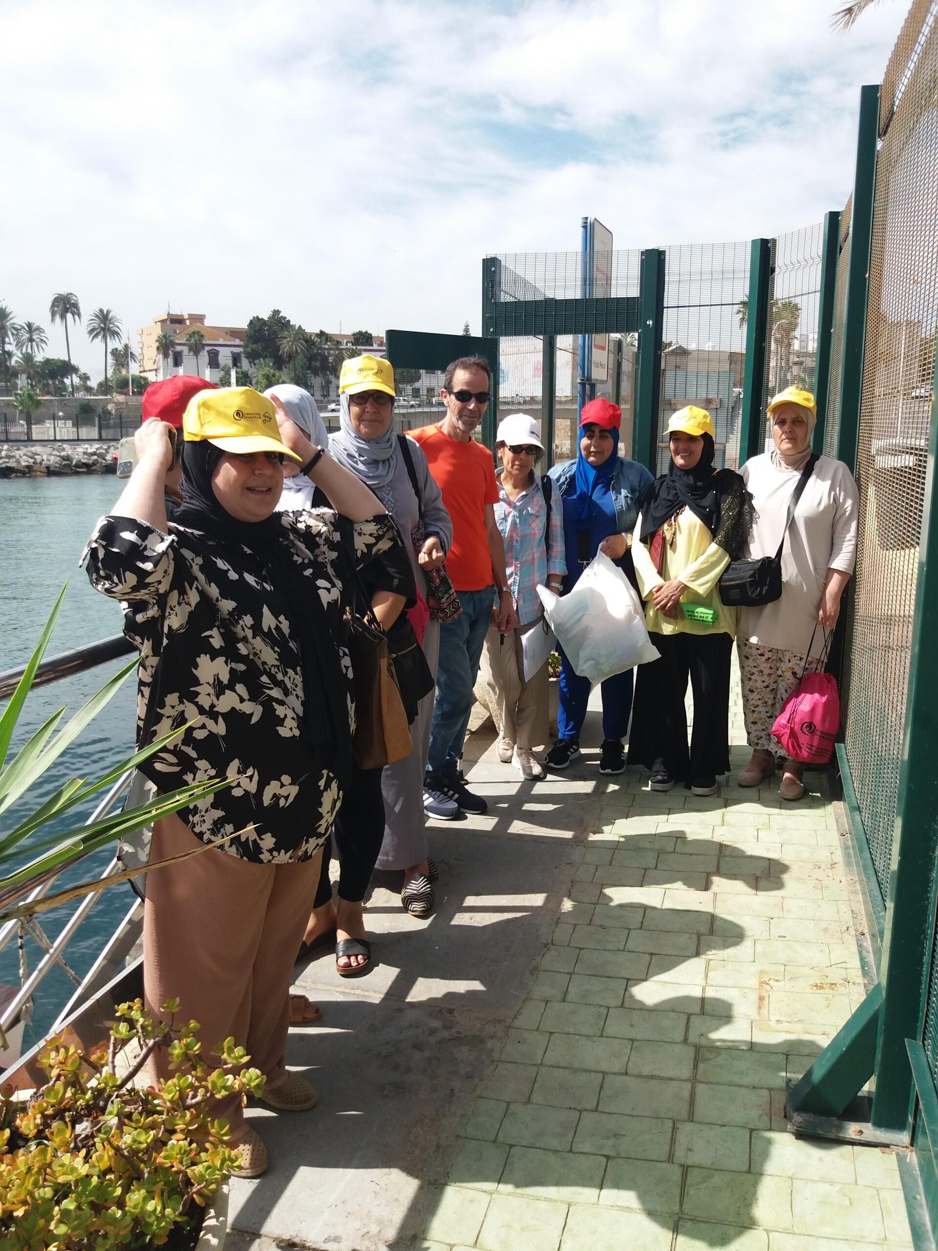 60 alumnos del curso ‘Convivencia y socialización’ disfrutan de un paseo en barco