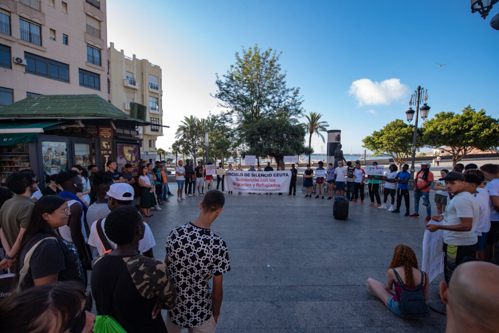 Migrantes y activistas se han concentrado en la plaza de la Constitución en Ceuta/Antonio Sempere