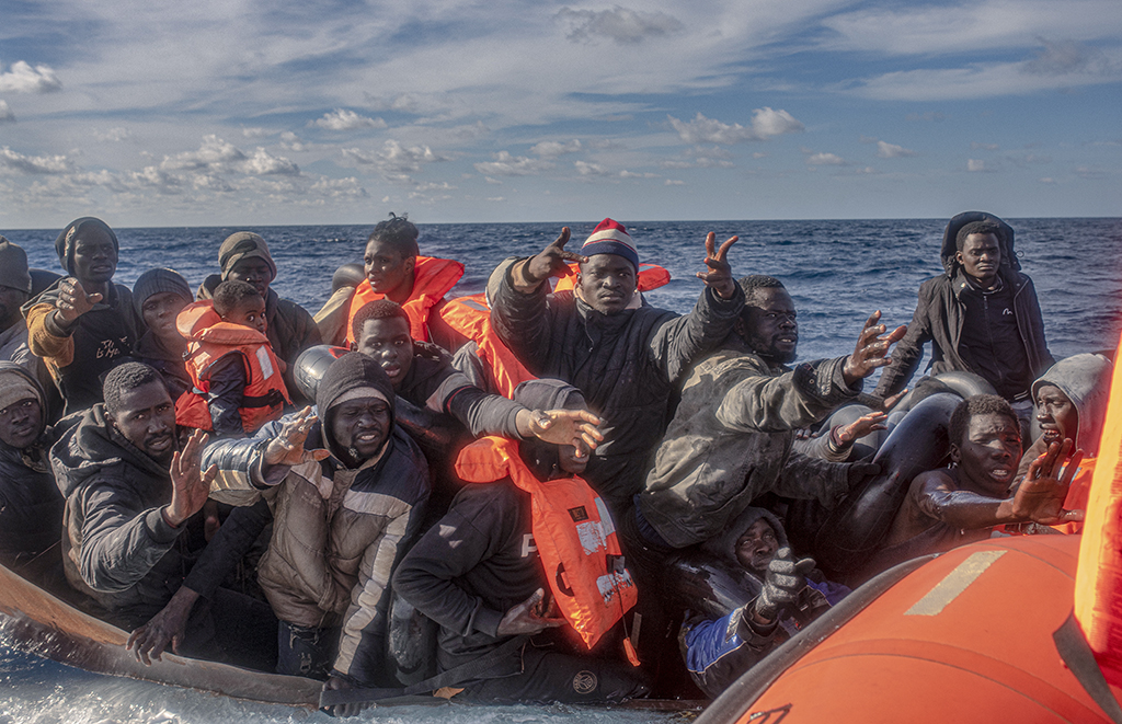 Una embarcación con varias personas migrantes a bordo a punto de hundirse es rescatada por Open Arms en el Mediterráneo Central en enero de este año/Antonio Sempere