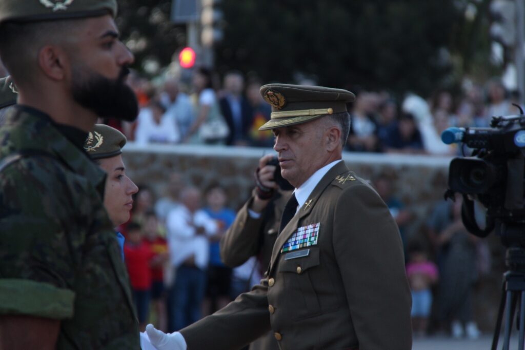 El Comandante General, Marcos Yago, pasa revista a las tropas que han rendido honores a la bandera/Antonio Sempere