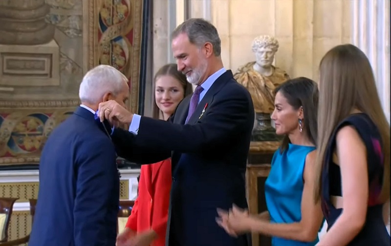 El rey Felipe VI entrega la medalla al mérito civil a Abdelkader Chaib, presidente de Al Idrissi