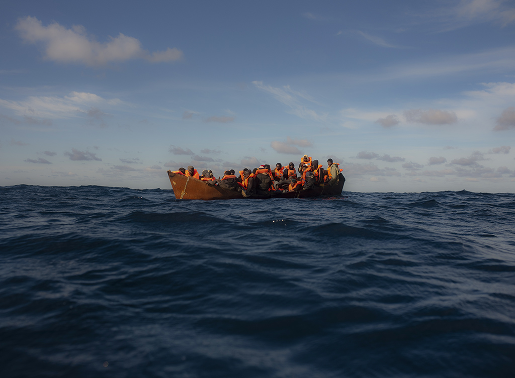Embarcación con 60 personas a bord a la deriva en aguas internacionales frente a las costas de Libia/Antonio Sempere